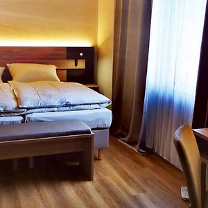 Standard Zimmer mit Kingsize-Bett